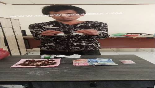 Ket foto, : pelaku Haposan saat menunjukkan Barang bukti berupa uang tunai dan  Narkotika jenis Ganja dan sabu sabu di ruang kantor Polsekta Berastagi