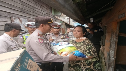Ket foto  : Kapolsekta Berastagi AKP Pawang Ternalem Sembiring secara langsung memberikan bantuan ke warganya, Sabtu (22/06) 2019