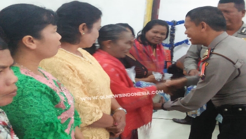 Ket foto  : Kapolsekta Berastagi AKP Pawang Ternalem Sembiring memberikan bantuan kepada para Lansia di Gereja GKPI  Berastagi, Minggu (23/06) 2019