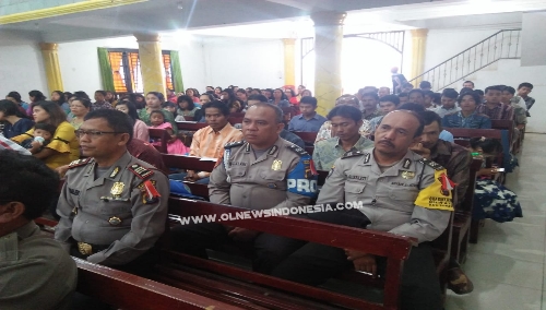 Ket foto  : Kapolsekta Berastagi AKP Pawang Ternalem Sembiring bersama anggota saat mengikuti Kebaktian Rohani di Gereja GKPI Berastagi, Minggu (23/06) 2019