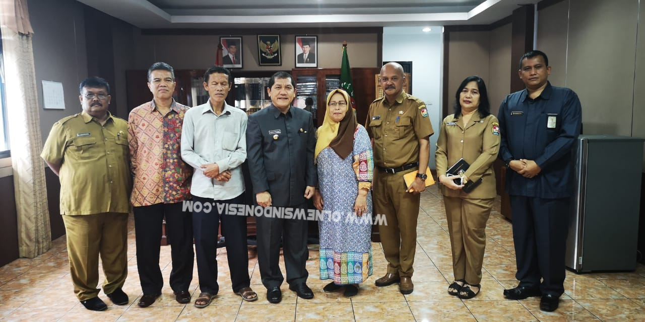 Ket foto : Bupati Karo Terkelin Brahmana SH, berfoto bersama, Keluarga Alm. Djaga Depari yang didampingi Persatuan Sembiring Empat Sada Bapa di ruang kantor Bupati Karo Kabanjahe, Senin (24/06) 2019