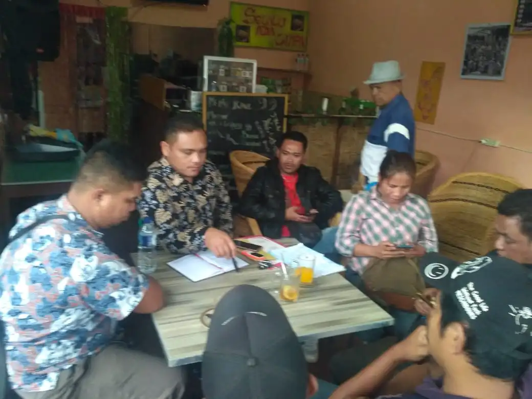Ket foto : Boin Silalahi SH, MH ( tengah baju batik) Pengacara Suharja Sinuraya korban tindak kekerasan yang dilakukan oleh oknum Anggota Polres Tanah Karo saat di wawancarai para awak media di Kabanjahe Jumat Lalu.
