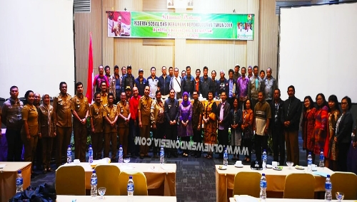 Ket foto  : Bupati Karo Terkelin Brahmana SH bersama seluruh peserta sosialisasi Kependudukan di Hotel Sinabung Hills Berastagi pada Senin (24/06) 2019 malam