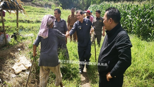 Ket foto : Bupati Karo Terkelin Brahmana SH bertemu (menyalami) Nd. Nambur Br Karo di perladangannya desa Batukarang Kec Payung Kabupaten Karo, Selasa (25/06) 2019