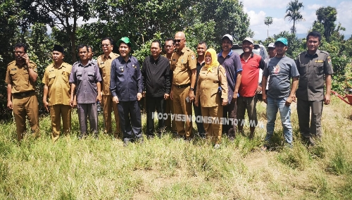 Ket foto  : Bupati Karo Terkelin Brahmana bersama Kepala Bappeda Ir Nasib Sianturi, tokoh masyarakat desa Payung Tuah Pandia, Anggota DPRD Karo, Mansur Ginting, Kepala Dinas PUPR, Ir Paten Purba, Sekcam Payung Mariani Br Sitepu, SH, Kepala UPT Dinas Pendidikan Provinsi H Syahri Ginting SPd MM, Kepala Dinas Pendidikan Karo, Eddy Surianta Surbakti serta sejumlah warga Desa Batukarang dan Desa Rimokayu saat melihat jalan dan jembatan, Selasa (25/06) 2019