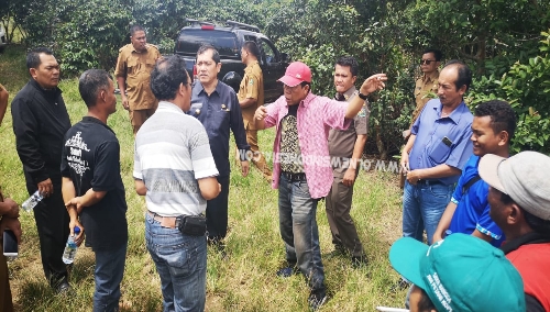 Ket foto  : Bupati Karo Terkelin Brahmana, SH didampingi Kepala UPT Dinas Pendidikan Provinsi Sumatera Utara, H Syahri Ginting SPd MM, Kepala Dinas Pendidikan Karo, Eddy Surianta Surbakti, MPd, Kepala Bappeda Ir Nasib Sianturi, Anggota DPRD Karo, Mansur Ginting, Kepala Dinas PUPR, Ir Paten Purba, dan warga Tuah Pandia diabadikan diatas tanah seluas 1 hektar yang di Hibahkan, Selasa (25/06) 2019