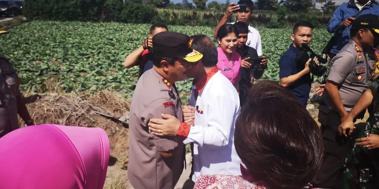 Ket foto  : Bupati Karo Terkelin Brahmana SH bersalaman saat bertemu di lokasi Rabu (26/06) 2019