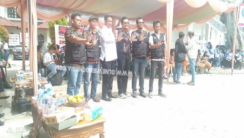 Ket foto  : Kepala BNNK Karo AKBP Heppi Karo-Karo (tengah baju putih) bersama Ormas berfose tolak Narkoba di Depan Gedung DPRD Karo, Rabu (26/06) 2019