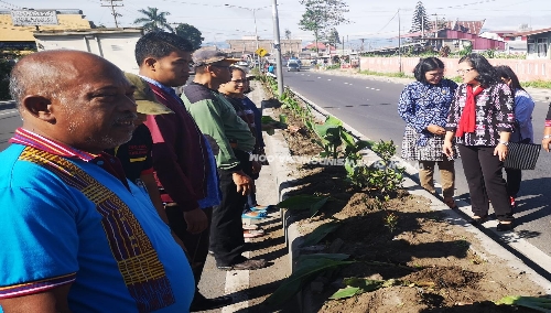 Ket foto : Ketua TP PKK Kab Karo Ny Sariati Sitompul (pakai sal merah) bersama Kadis LHK Kab Karo, dan Ormas PMS Kabupaten Karo, Jumat (28/06) 2019