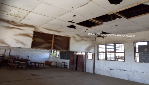 Ket foto  : ruang gedung Sekolah Dasar di Desa Tiga Jumpa  Kecamatan Barusjahe Kabupaten Karo bak kandang ayam, Jumat (28/06) 2019
