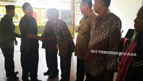 Ket foto  : Bupati Karo Terkelin Brahmana SH tampak hadir menyalami panitia sesaat memasuki Pendopo dalam acara HKN XXVI tahun 2019 di Pendopo Rumah Dinas Bupati Karo Kabanjahe, Jumat (28/06) 2019