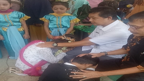 Foto : H.Tata,Kepala Sekolah SDN Kawoyang 1(berkacamata) dan M.Yusup korwil DISDIK kecamatan Carita dalam perayaan kegiatan pelepasan siswa kelas 6