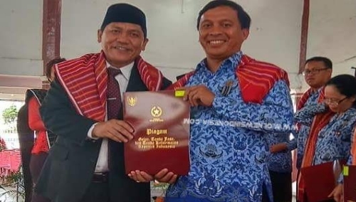 Ket foto  : Hendra Mitcon Purba Kabid Bina Marga Kabupaten Karo  saat bersama Bupati Karo Terkelin Brahmana SH (ist)