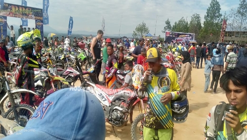 Ket foto  : Para peserta yang mengikuti Kegiatan Karo Trail Mania 2019 Se-Sumatera Utara di  Objek wisata Pelangkah Gading, Munte Tanah Karo