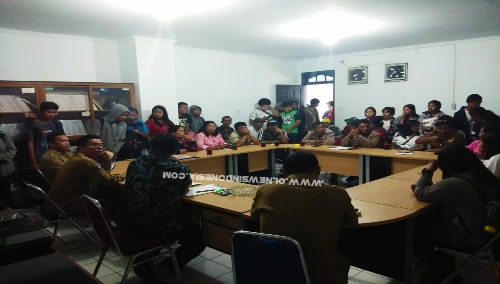 Ket foto  : Masyarakat dari Kecamatan Merek memadati kantor DPRD Karo padaÂ Senin, (01/07) 2019 bermusyawarah dengan DPRD Karo dan dengan Kacabdis Kabanjahe.