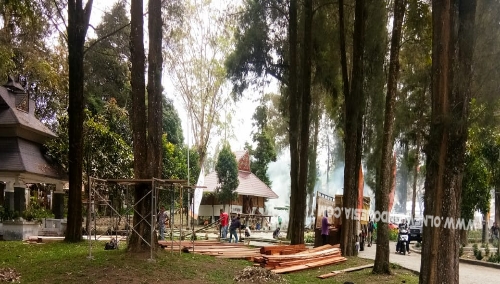 Ket foto  : tampak panitia  bergotong royong di lokasi Taman Mejuah-Juah Berastagi yang akan di jadikan tempat Festival Bunga dan Buah pada tanggal 5 -  7 Juli 2019. Selasa (02/07) 2019