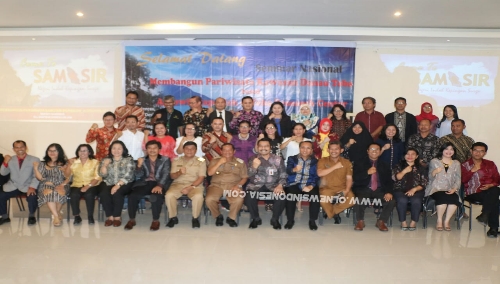 Foto : Bupati dan wakil Bupati Samosir bersama para OPD, foto bersama Yayasan Parna Indonesia