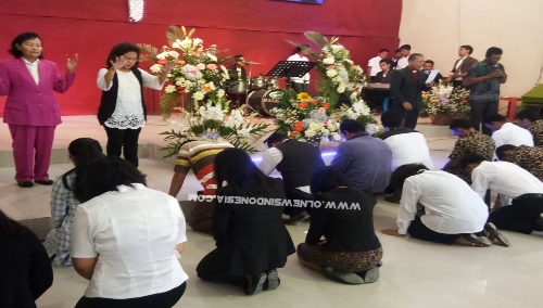 Ket foto : Para Pendeta saat mendoakan seluruh Relawan Anti Narkoba, Rabu) 03/07) 2019