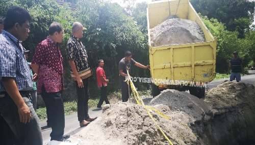 Ket foto  : Bupati Karo Terkelin Brahmana SH memantau jalan yang sedang di benahi  di timbun untuk menjaga keamanan dan kenyamanan berkendara dalam menyambut Festival Bunga dan Buah sebagai jalur alternatif, Kamis (04/07) 2019