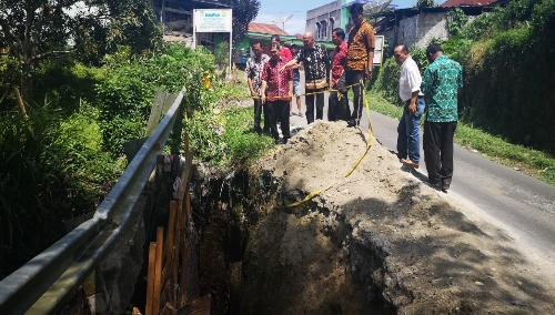 Ket foto : Bupati Karo Terkelin Brahmana SH bersama rombongan mengecek jalur untuk alternatif, Kamis (04/07)