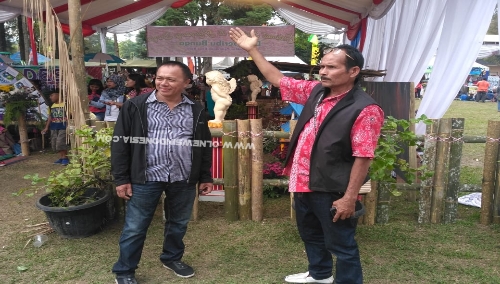 Ket foto : Duo Seniman Karo (Ersada Sembiring dan Kasir Berahmana) saat berada dilokasi pameran (Stan Desa Seribu Bunga) Taman Mejuah-Juah Berastagi, Sabtu (06/07)