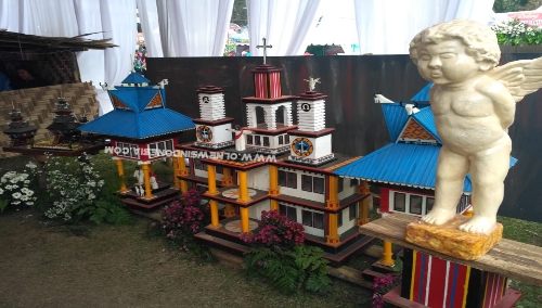 Ket foto  : Miniatur Bangun  Rumah adat Karo yang berada di Dalam Lokasi Stan Desa Seribu Bunga