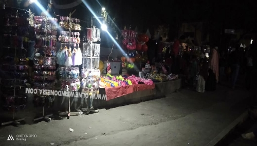 Ket foto : kondisi pedagang kaki lima saat sore dan malam di Festival Bunga dan Buah 2019 di Taman Mejuah-Juah Berastagi Tanah Karo, (06/07) 2019