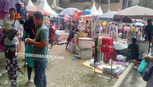 Ket foto : Stand stand pedagang kaki lima /Asongan yang ditempatkan di area Festival Bunga dan Buah tidak mencerminkan Festival Bunga dan Buah namun dipenuhi pedagang tenda biru untuk menjual usaha dagangannya, Sabtu (06/07) 2019