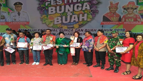 Ket foto : Wakil Bupati Karo Cory Seriwaty Br Sebayang didampingi Forkopimda berfose bersama para Juara Festival Bunga dan Buah 2019 di Open Stage Taman Mejuah-Juah Berastagi, Minggu (07/07) 2019