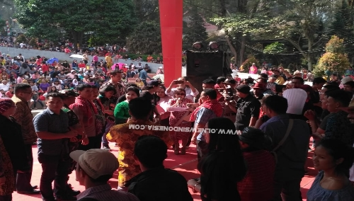 Ket foto : Wakil Bupati Karo (baju Hijau) saat memberikan hadiah kepada pemenang Festival Bunga dan Buah 2019 di Open Stage Taman Mejuah-Juah Berastagi, Minggu (07/07) 2019