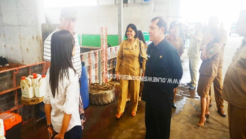 Ket foto : Bupati Karo berdialog dengan Manajer PT Sumatera Dairy Farm Dinda (kemeja putih) disaksikan sejumlah OPD terkait, saat sidak ke Pertibi Tembe.