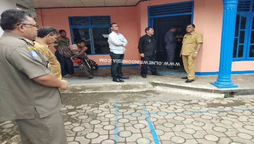 Ket foto : Bupati Karo mengarahkan OPD Kab.karo untuk segera membenahi ruangan tempat kerja Tim Monev BNPB di jalan Veteran Kabanjahe aku, Selasa (09/07) 2019