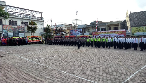 Foto : Peserta upacara HUT Bhayangkara ke 73 tahun, terdiri dari Pleton personil TNI, Pleton personil Dalmas, Pleton personil Sat Lantas, Pleton staff dan Polsek, Pleton Sat Intelkam, Reskrim & Narkoba, Pleton Dinas Perhubungan, Pleton Sat Pol PP, Rabu (10/7) di  halaman Mako Polres Samosir