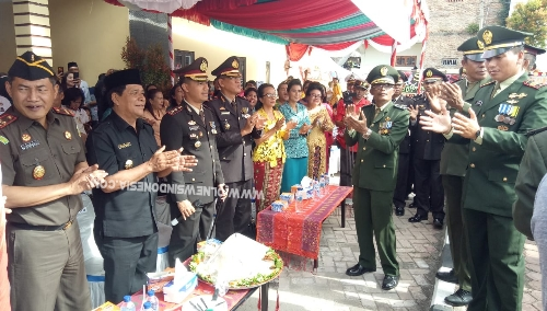Foto : Pesonil TNI beserta Danramil sejajaran kab. Samosir memberikan kejutan tari tarian adat batak dan mengucapkan selamat hari Bhayangkara ke 73 kepada Polres Samosir dan di sambut oleh AKBP Agus Darojad, S.I.K. M.H, dengan penuh kekeluargaan, Rabu (10/7) di halaman Mako Polres Samosir.
