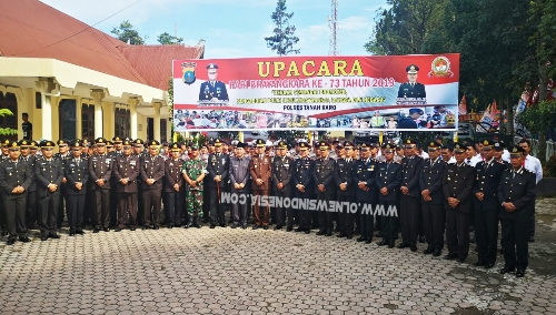 Ket foto : Bupati Karo Terkelin Brahmana Berfoto bersama Jajaran Polres Karo serta Dandim 0205 Tanah Karo dalam acara HUT Byangkara di MaPolsekta Berastagi, Rabu (10/07)2019