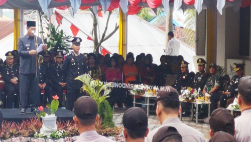 Ket foto : Bupati Karo Terkelin Brahmana SH saat membacakan Pidato Presiden RI Joko Widodo dihadapan Personil Polres Tanah Karo dalan acara hari Byangkara ke 73 Di MaPolsekta Berastagi, Rabu (10/07) 2019