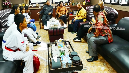 Ket foto : Bupati dan Wakil Bupati Karo saat menjamu Pengurus dan Atlit Ready  Club Karo di ruang kerja Bupati Karo pada Kamis (11/07) 2019