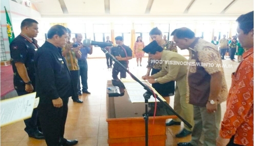 Ket foto  : Bupati Karo Terkelin Brahmana SH menyaksikan penandatanganan fakta integritas dalam pelantikan Eselon II  dilingkungan Pemkab Karo bertempat di Aula Kantor Bupati Karo Kabanjahe, Jumat (12/07) 2019