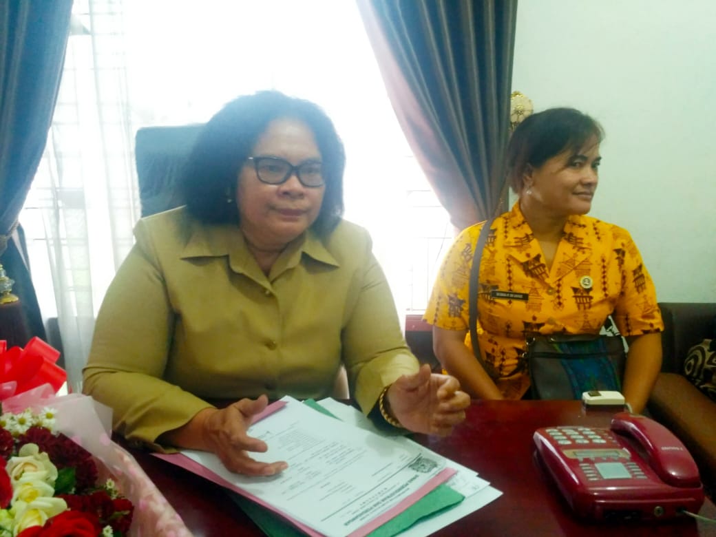 Ket foto  : Almina Bangun didampingi Kabid Debora Barus SH  saat di konfirmasi oleh awak media di ruang kerjanya, Jumat (12/07) 2019