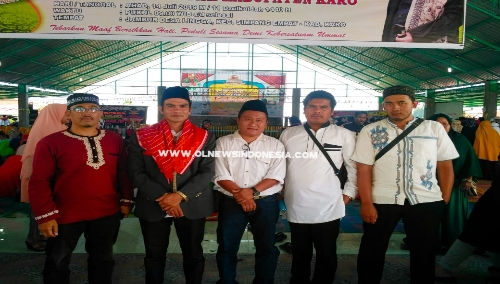 Ket foto : Ketua Panitia (pakai Uis Gara /Sal merah) bersama panitia lainnya saat di abadikan dalam kegiatan Halal Bihalal di Desa Budaya Lingga Kecamatan Simpang Empat Kabupaten Karo, Minggu (14/07) 2019