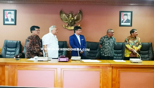 Ket foto : Bupati Karo Terkelin Brahmana saat mengikuti Panel Diskusi Meneth Ginting (Baju Putih) di Ruang IMT- GT, Biro rektor USU.