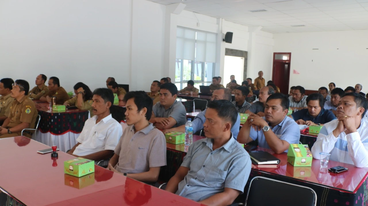 Foto : 19 pemenang paket pekerjaan di Dinas PUPR Kab. Samosir tahun 2019, menandatanganai pakta integritas yang disaksikan oleh Bupati dan wakil Bupati Samosir, bertempat di Aula Kantor Bupati Samosir, Senin (15/7)