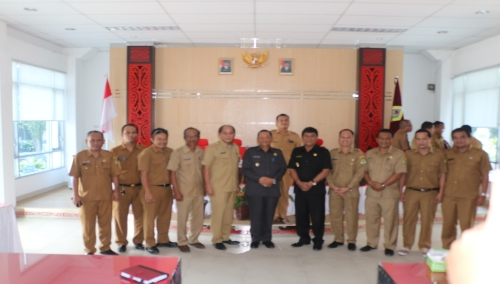 Foto : Bupati dan Wakil Bupati Samosir foto bersama Jajaran Dinas PUPR disela penandatanganan pakta integritas 19 pemenang penyedia jasa di dinas PUPR Samosir Ta 2019