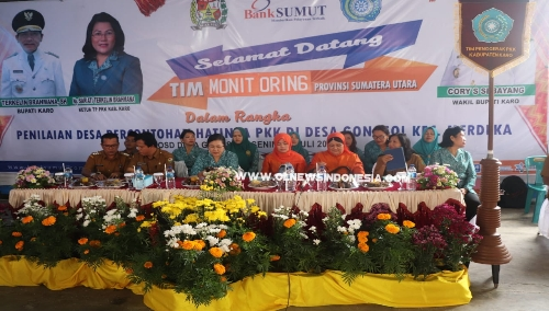 Ket foto  :  Ketua TP PKK Kab . Karo Ny Sariati Terkelin Brahmana mendampingi tim Pokja III (Baju Orange) dari Provsu di Desa Gongsol Kecamatan Merdeka Kabupaten Karo dalam mengadakan Monitoring Desa Percontohan, Senin (15/07) 2019