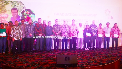 Ket foto  : ITFC bersama Wagubsu Musa Rajeksah didampingi Bupati Karo Terkelin Brahmana, foto bersama para penggiat petani Kopi yang menerima penghargaan sertifikat, dari perwakilan 5 orang Kab . Dairi dan 5 orang dari Kab . Karo.