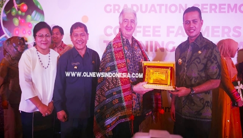 Ket foto  : Wagubsu Musa Rajeksah memberikan Cindramata kepada pihak ITFC  Selasa (16/07) 2019