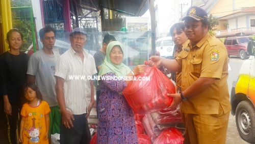 Ket foto  : Pemkab Karo menyerahkan bantuan sosial kepada keluarga korban musibah kebakaran di Jalan Kapten Selamat Ketaren Kabanjahe,Selasa (16/07) 2019