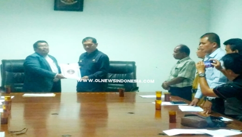 Ket foto  : Bupati Karo Terkelin Brahmana SH terima bundel terkait pembahasan Narkoba dan Judi oleh Sekretaris Umum Moderamen GBKP di Ruang Rapat Asisten Kantor Bupati Karo, Selasa (16/07) 2019