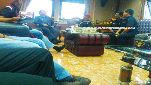 Ket foto  : Bupati Karo Terkelin Brahmana SH tampak ngobrol santai bersama Pengurus PJTK  di ruang kantor Bupati Karo, Selasa (16/07) 2019