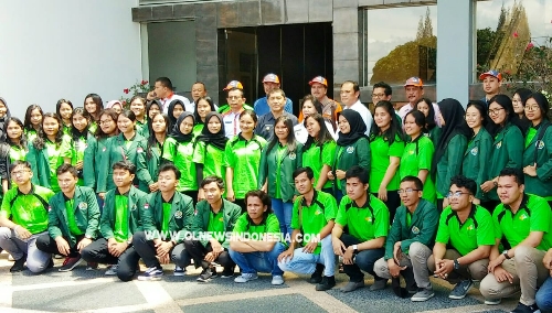 Ket foto  : Bupati  dan Wakil Bupati Karo berfoto bersama seluruh Mahasiswa /i Universitas Sumatera Utara di depan kantor lobi Bupati Karo Kabanjahe, Rabu (17/07) 2019